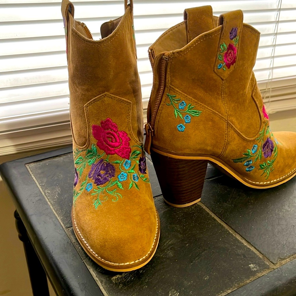 Size 8 suede ankle cowboy boots white beautiful embroidered roses 🌹!